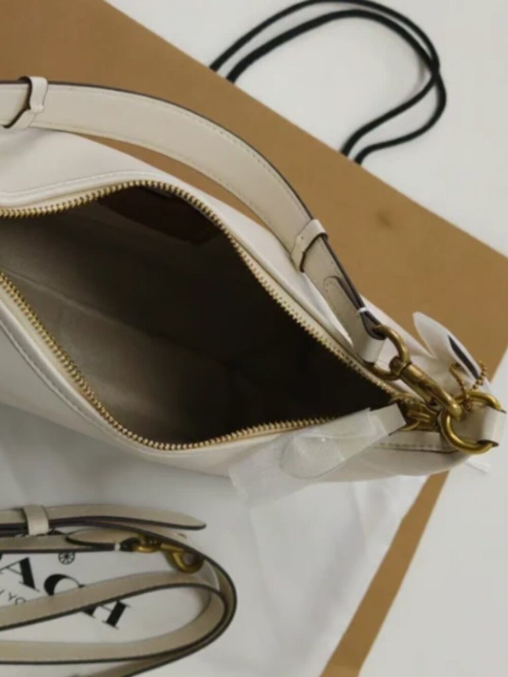 Like New Coach White Leather Shoulder Bag Gold Logo Purse Excellent Condition - Picture 6 of 6